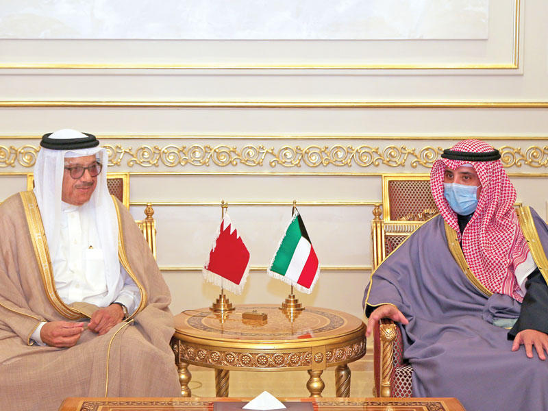  وزير الخارجية وزير الإعلام بالوكالة الشيخ الدكتور أحمد الناصر مستقبلاً الزياني أمس