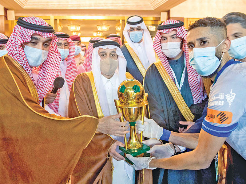 أمير منطقة الرياض يسلم الكأس