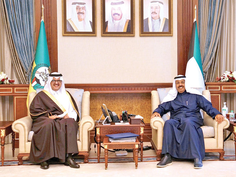  نائب رئيس الحرس الوطني الفريق أول متقاعد الشيخ أحمد النواف مستقبلاً السفير السعودي أمس