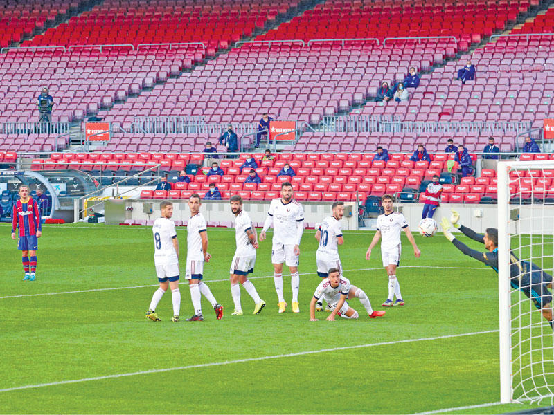 ميسي نجم البرشا يسدد ركلة حرة أمام أوساسونا