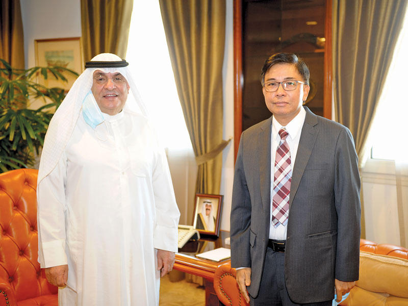 رئيس غرفة تجارة وصناعة الكويت محمد جاسم الصقر مستقبلاً السفير التايلندي