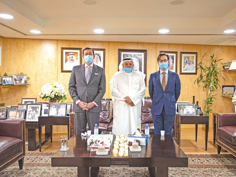 رئيس مجلس الإدارة الرئيس التنفيذي في شركة علي عبدالوهاب المطوع  فيصل المطوع  يتوسط السفير الإسباني ونائبه