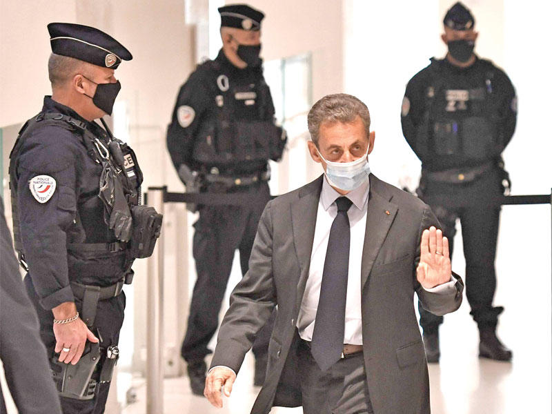 الرئيس الفرنسي السابق نيكولا ساركوزي لدى وصوله إلى المحكمة في باريس أمس          (ا ف ب)