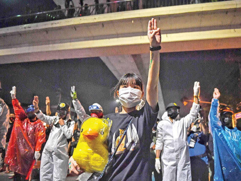 مئات من المتظاهرين التايلنديين المؤيدين للديمقراطية