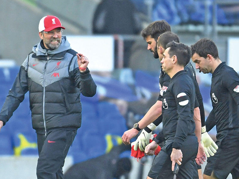  مدرب نادي ليفربول الانجليزي يورغن كلوب يجادل الحكام خلال مباراة سابقة