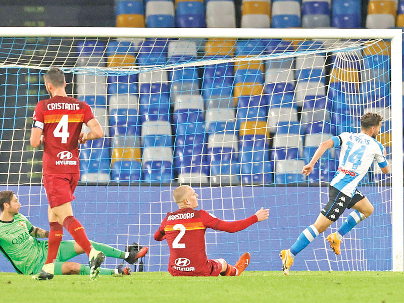 ميرتنز نجم نابولي يحرز الهدف الثالث