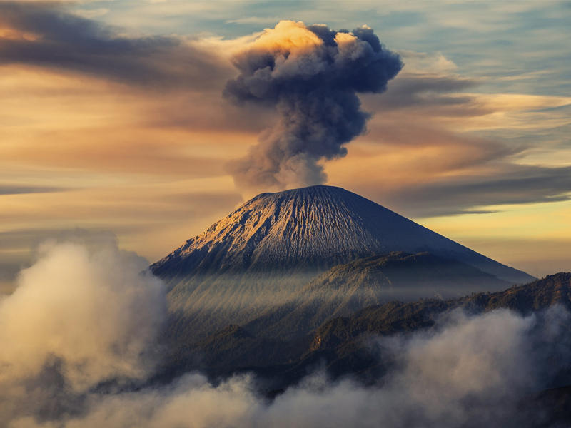 بركان سيميرو بمنطقة لوماغانغ في إندونيسيا