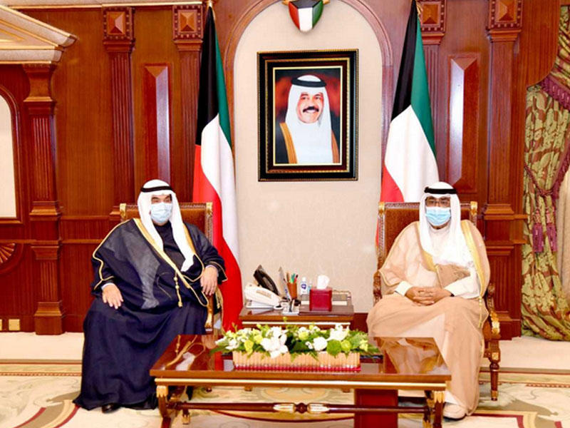 سمو ولي العهد الشيخ مشعل الأحمد مستقبلا سمو الشيخ ناصر المحمد (صورة ارشيفية)