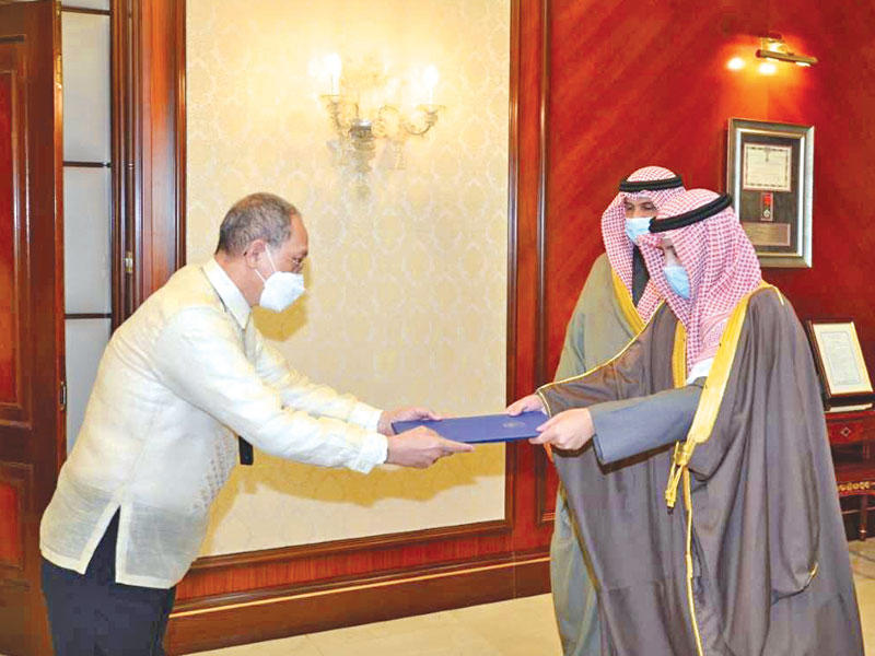  وزير الخارجية وزير الإعلام بالوكالة، الشيخ الدكتور أحمد الناصر يتسلم نسخة من أوراق اعتماد سفير الفلبين أمس