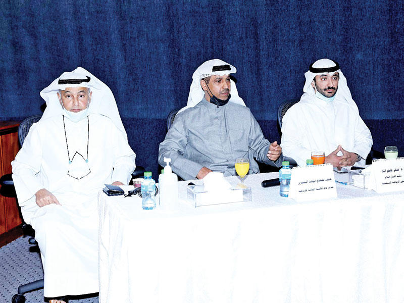 المدير العام للهيئة العامة للرياضة حمود فليطح يتوسط  نائب المدير العام لقطاع الرياضة التنافسية د.صقر الملا وأمين سر اللجنة الأولمبية حسين المسلم خلال الاجتماع