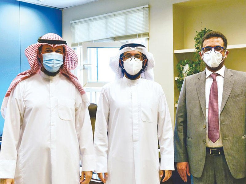 رئيس قسم إدارة التقنية في كلية العلوم الحياتية بجامعة الكويت د. بدر العنزي والأستاذ الدكتور من قسم الكيمياء في كلية العلوم سعد مخصيد خلال التكريم