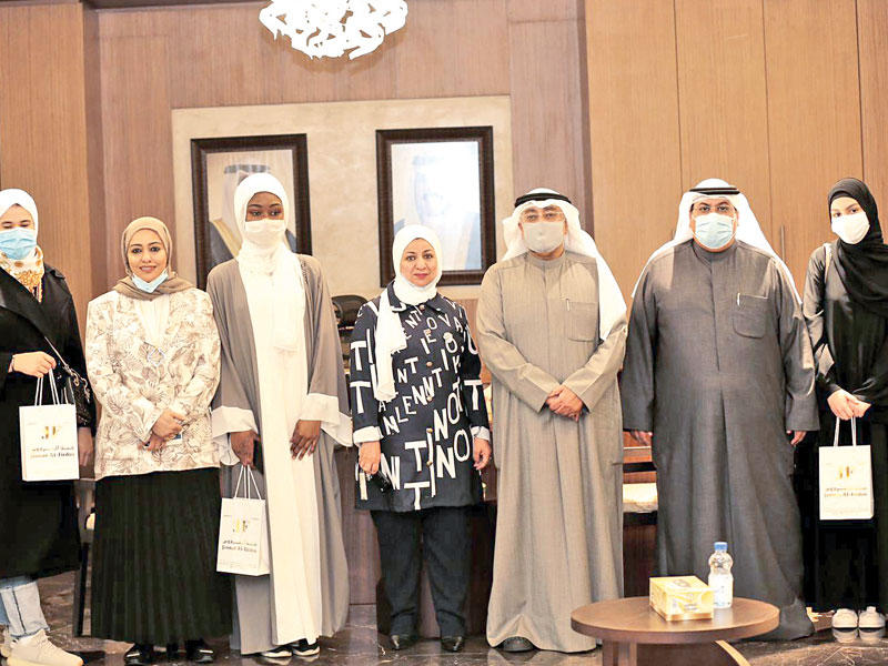  ‏وكيل وزارة التربية بالإنابة ‏الوكيل المساعد للتنمية التربوية والأنشطة فيصل المقصيد متوسطاً الفائزات