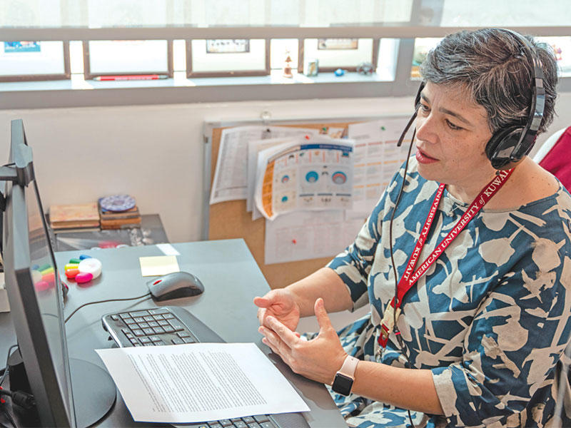 حنان مظفر خلال كلمتها للمشاركين