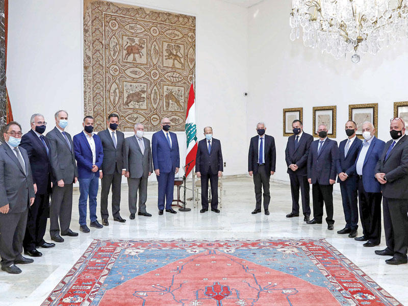 الرئيس ميشال عون مستقبلاً وفداً من اتحاد الصناعات اللبنانيين في القصر الجمهوري أمس   (دالاتي ونهرا)