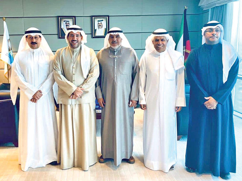 المدير العام للبيئة متوسطاً وفد الصيادين 