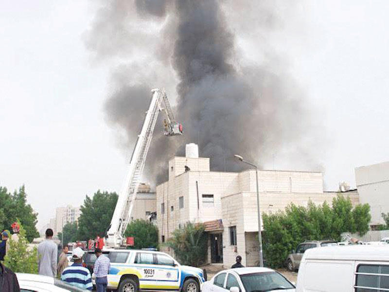 جانب من عملية إخماد الحريق