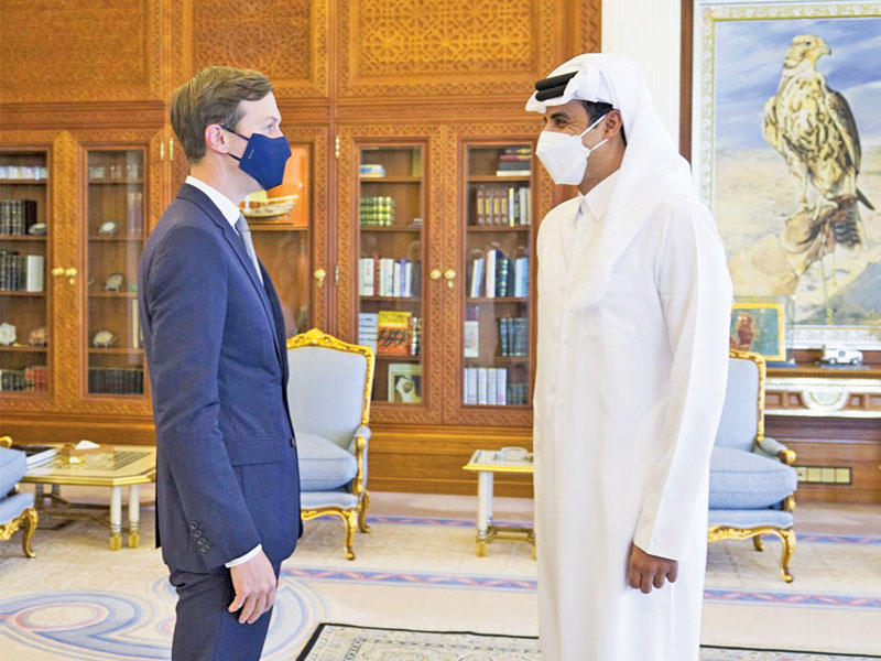 أمير قطر مستقبلاً كوشنر في الدوحة أمس   (رويترز)