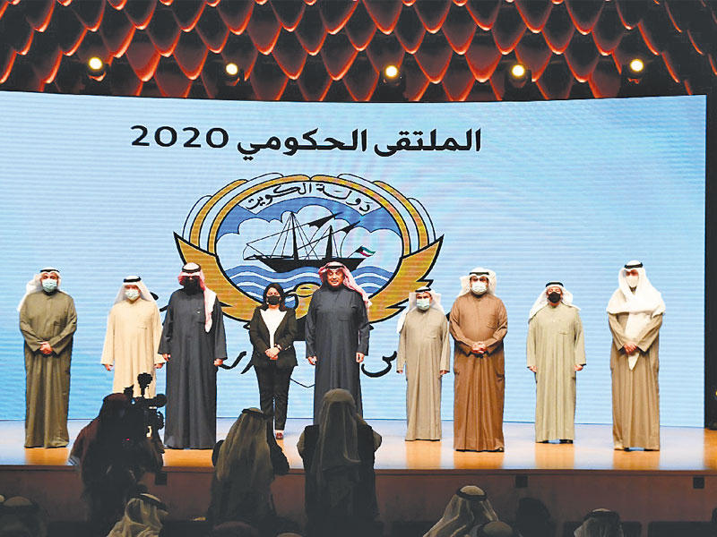 سمو رئيس مجلس الوزراء الشيخ صباح الخالد متوسطاً الوزراء المشاركين في الملتقى أمس