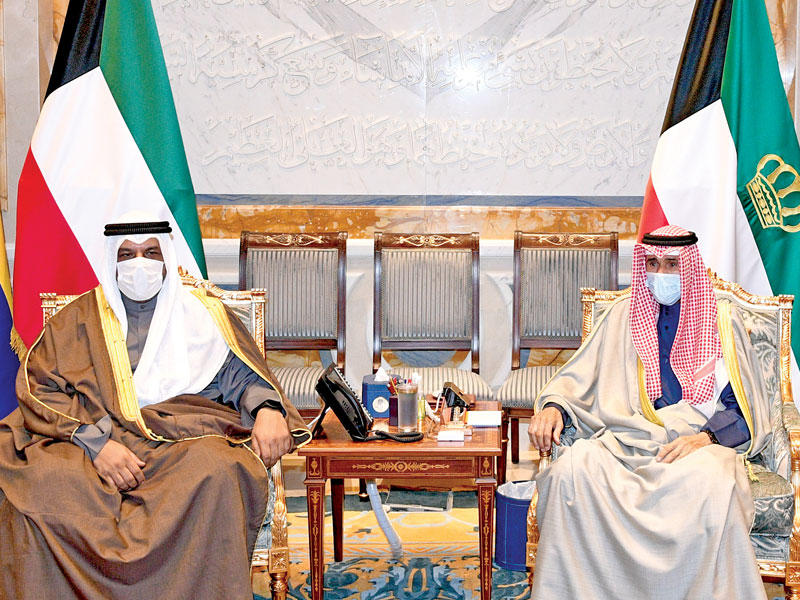 الأمير مستقبلاً وزير الدفاع أمس