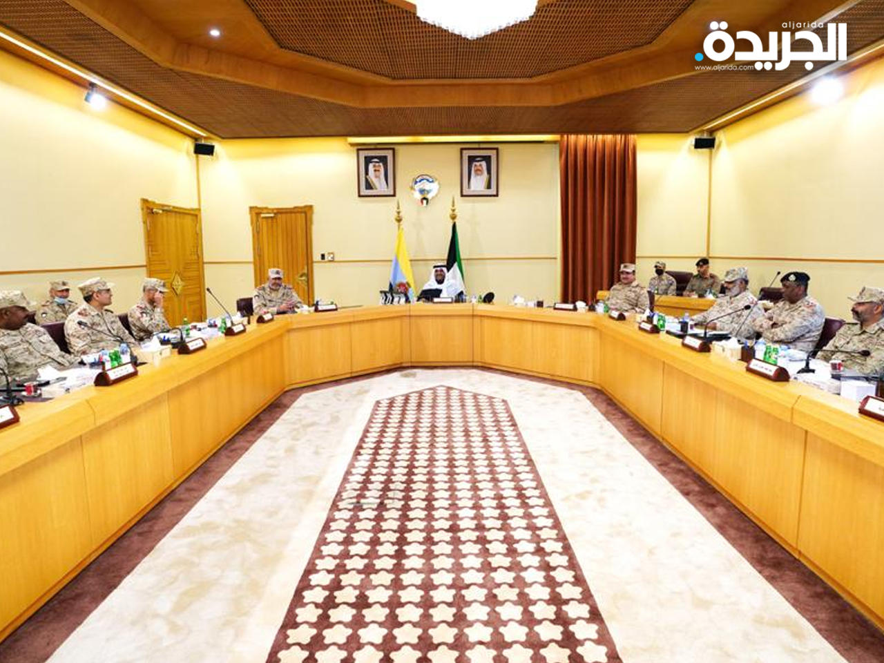 المنصور خلال لقائه قادة « الدفاع»