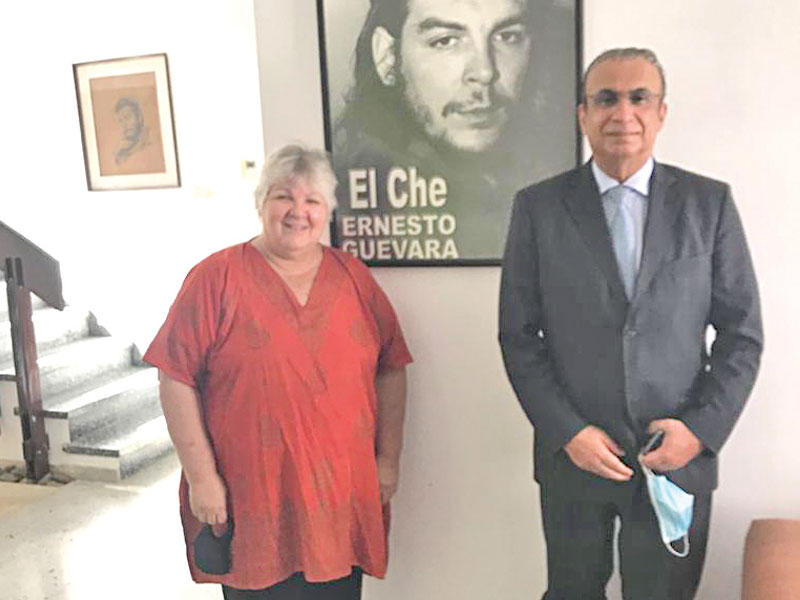 السفير خلف وابنة غيفارا