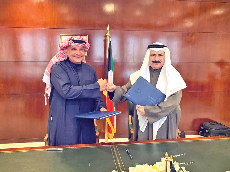 الأمين العام للمجلس الوطني للثقافة والفنون والآداب كامل العبدالجليل مع وزير الدولة لشؤون الشباب د. مشعل الربيع