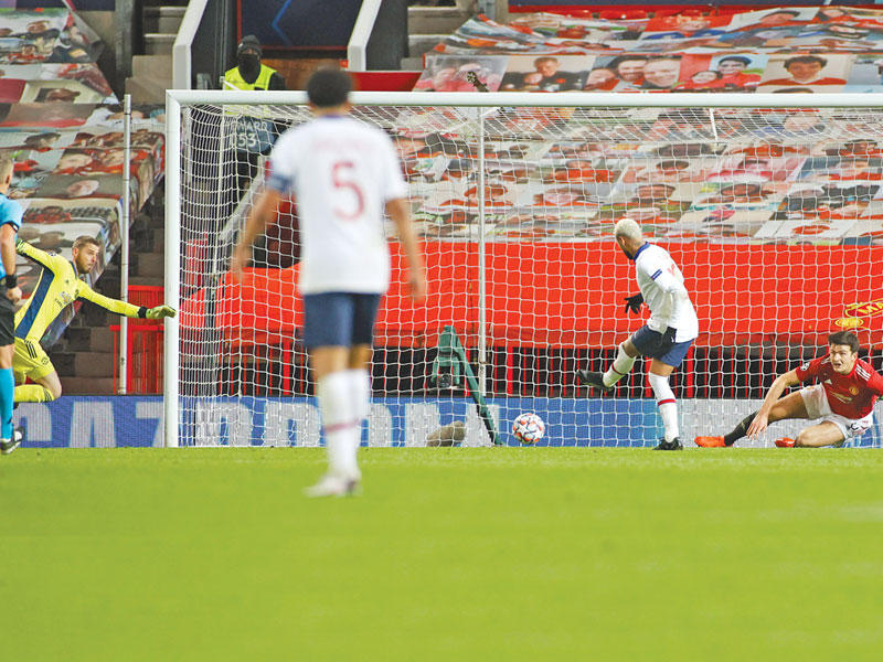 نيمار نجم باريس سان جرمان يسجل هدفه في مرمى مان يونايتد