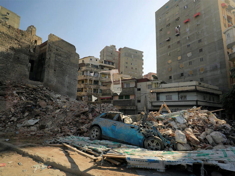 انهيار مبنى سكني متداع وسط مدينة الإسكندرية، شمال مصر