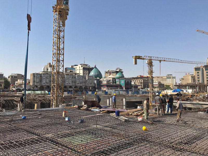  إيرانيون داخل موقع عمل ضمن توسعة «العتبة الحسينية» في كربلاء سبتمبر الماضي  (رويترز) 