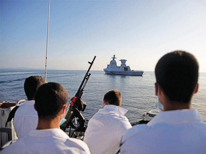 بحارة إسرائيليون ينتظرون وصول زورق حربي جديد ألماني الصنع إلى مرفأ حيفا أمس الأول (رويترز)