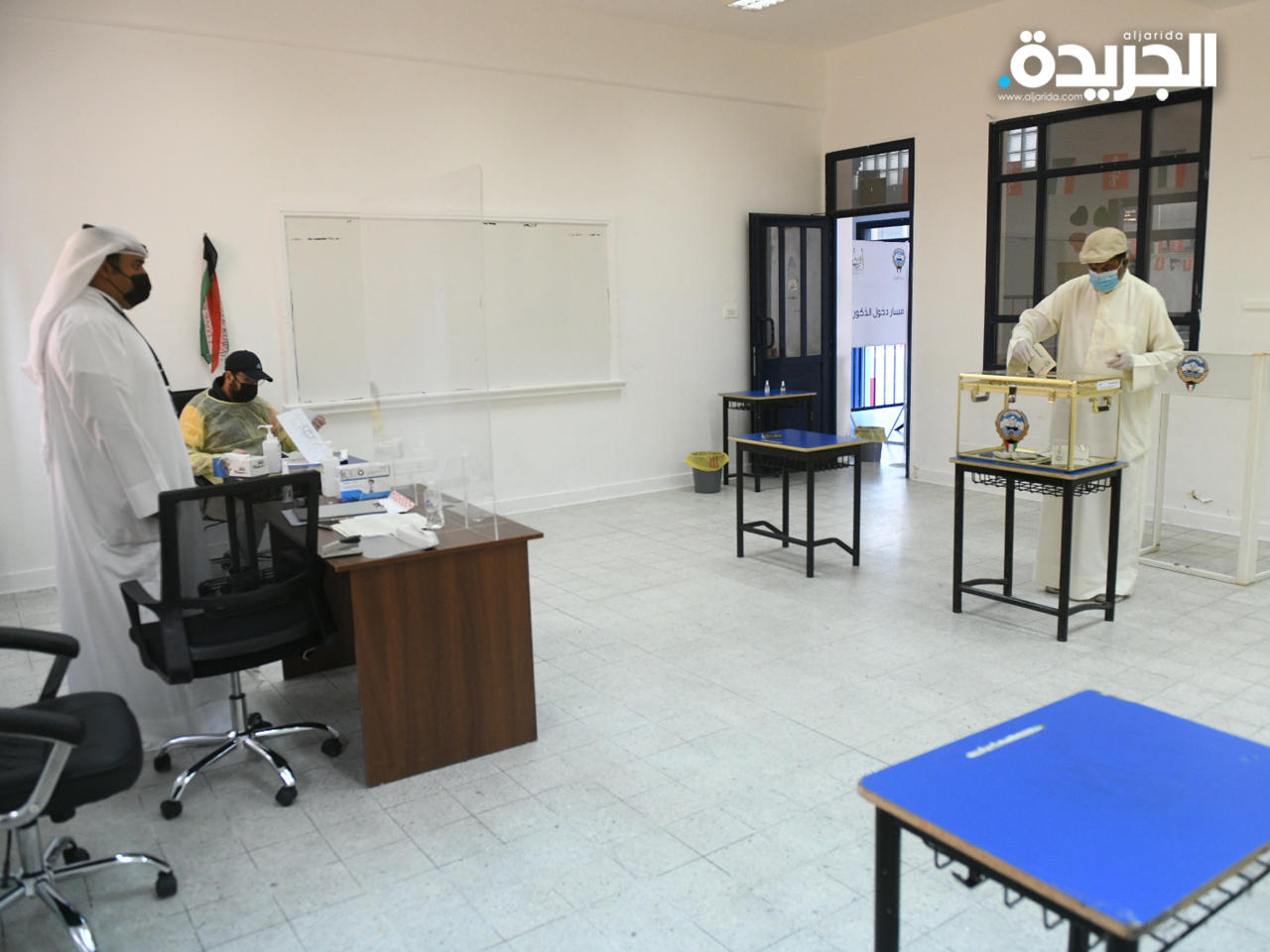  احد مصابي كورونا يدلي بصوته في مدرسة عبد اللطيف العمر الدائرة الاولى 