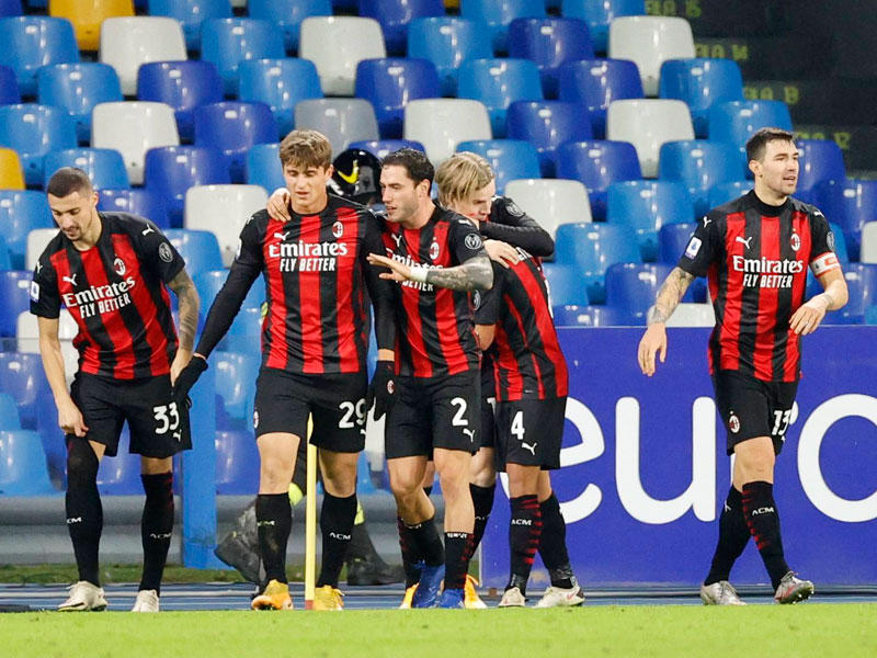 لاعبو ميلان خلال مباراة سابقة