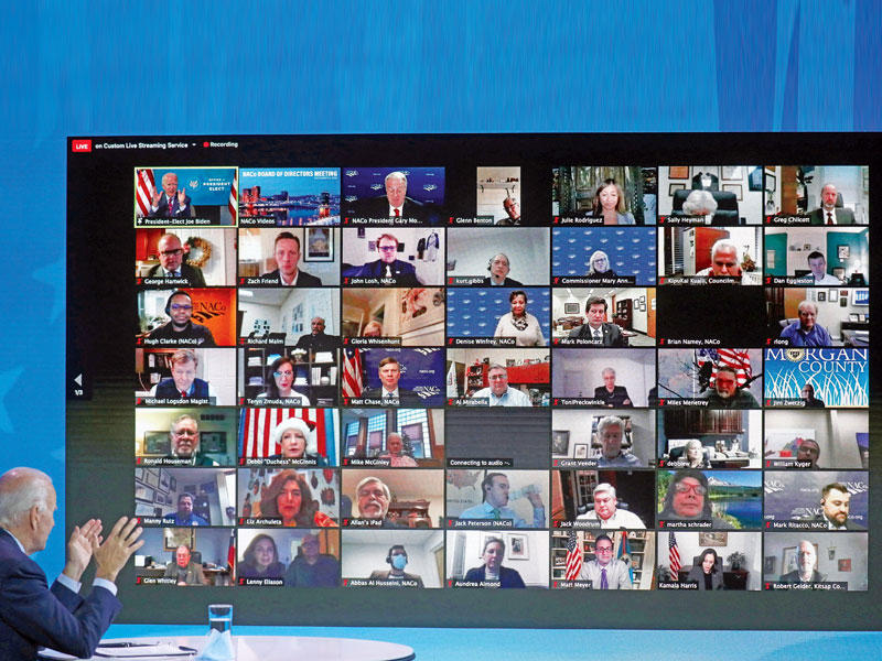 جو بايدن يجتمع عبر الفيديو مع أعضاء الرابطة الوطنية للمقاطعات في مقره الانتقالي في ويلمنغتون أمس الأول (رويترز)