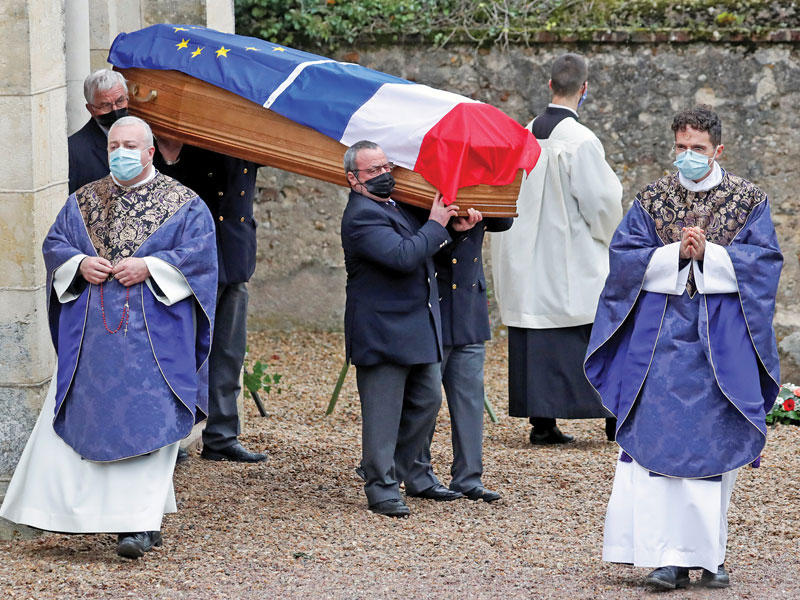 نعش جيسكار ديستان في طريقه إلى مثواه الأخير في منطقة أوثون بفرنسا أمسt (رويترز)