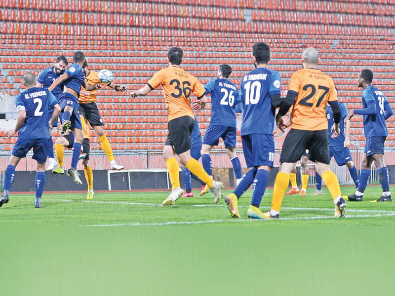 صراع على الكرة بين لاعبي القادسية واليرموك