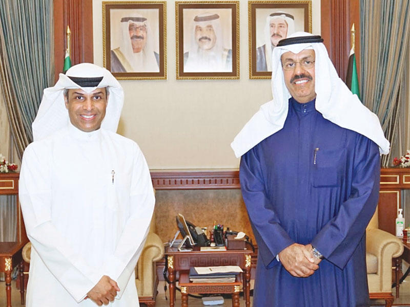 نائب رئيس الحرس الوطني الفريق أول متقاعد الشيخ أحمد النواف مستقبلاً  وزير النفط وزير الكهرباء والماء بالوكالة د. خالد الفاضل