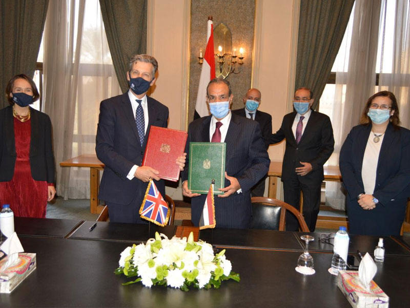 السفير المصري بدر عبد العاطى خلال التوقيع على المذكرة مع الجانب البريطانى