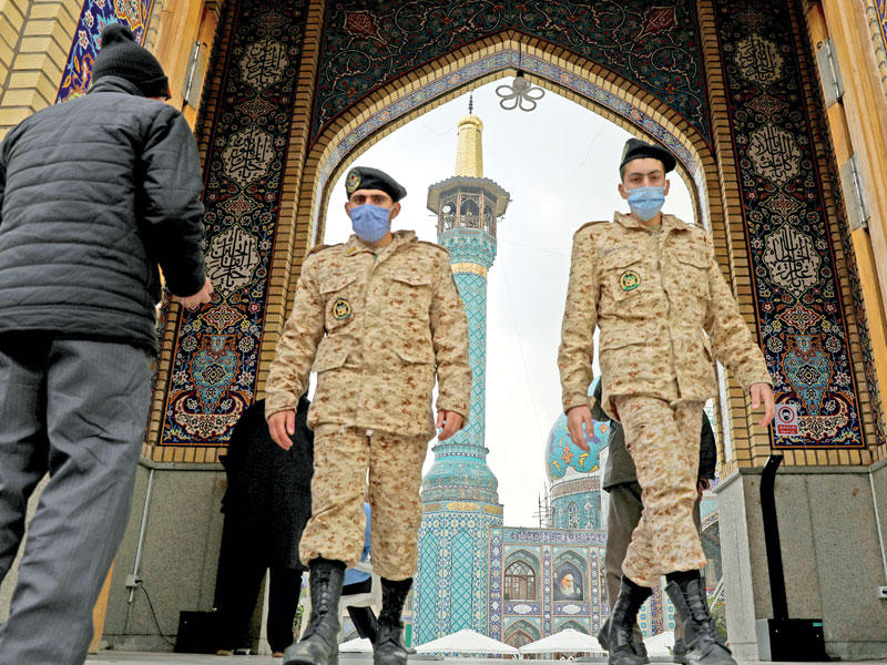 جنديان إيرانيان في طهران أمس الأول  (رويترز)