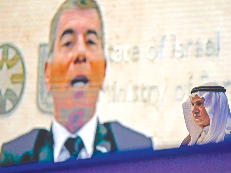 رئيس جهاز الاستخبارات السعودية السابق الأمير تركي الفيصل مستمعاً إلى كلمة وزير الخارجية الإسرائيلي غابي أشكنازي في «مؤتمر المنامة» أمس t(أ ف ب)