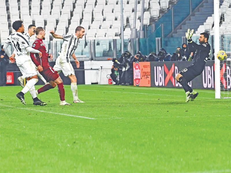 بونوتشي نجم يوفنتوس يحرز هدفه في مرمى تورينو