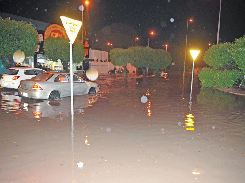 سيارات عالقة في مياه الأمطار ليل امس الأول