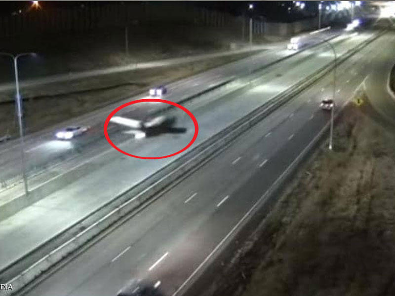 لقطة من المقطع المنتشر يظهر فيه هبوط الطائرة على طريق مزدحم بالسيارات