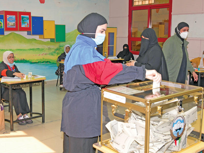 ناخبة تدلي بصوتها في انتخابات «أمة 2020»