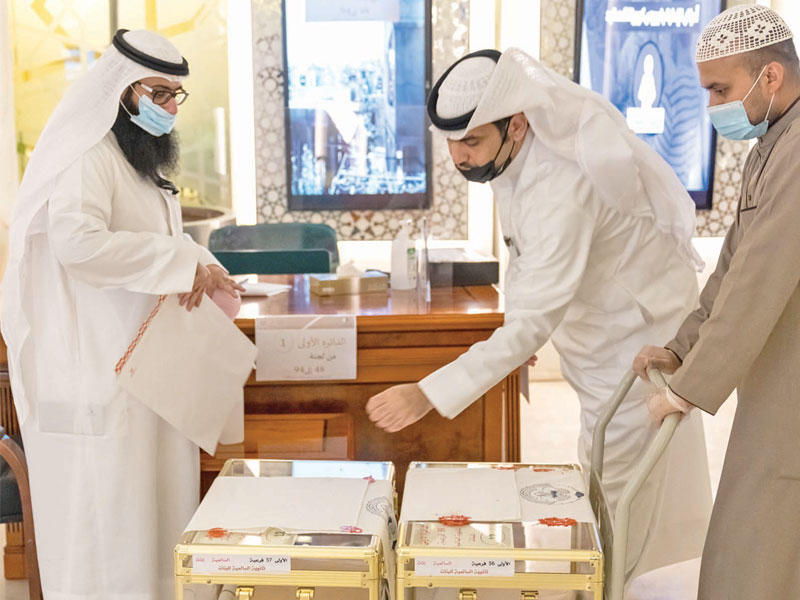 تسليم الصناديق لدى الأمانة