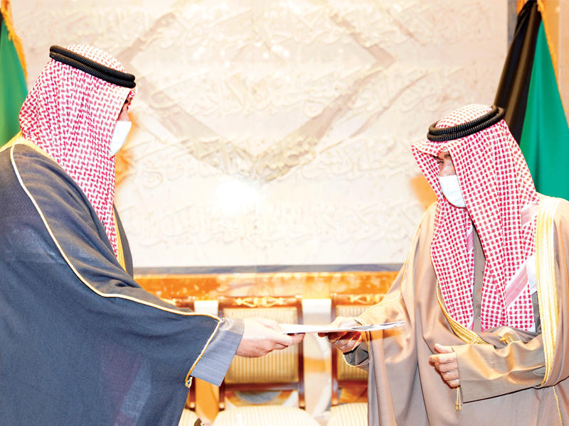 سمو أمير البلاد الشيخ نواف الأحمد الصباح خلال تسلمه استقالة الحكومة من رئيس مجلس الوزراء سمو الشيخ صباح الخالد أمس