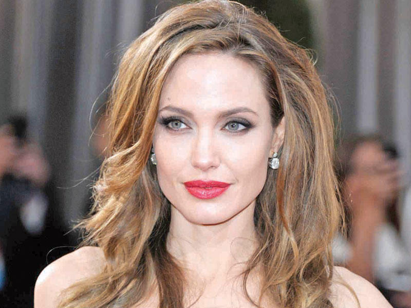 النجمة أنجلينا جولي 