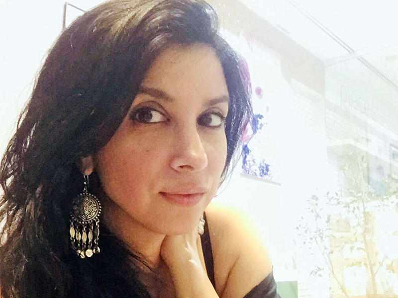 الفنانة اللبنانية الكندية زينة دبوس 