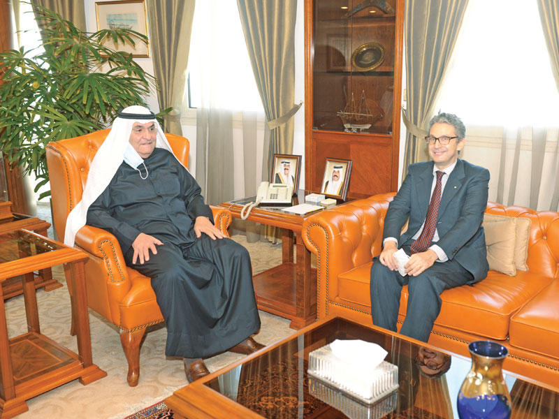 رئيس غرفة تجارة وصناعة الكويت محمد جاسم الصقر مستقبلاً السفير الإيطالي كارلو بالدوتشي 