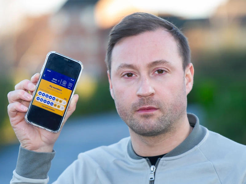 البريطاني جاكوب سايمون 32 عاماً خسر إمكانية الفوز بجائزة قيمتها مليون جنيه إسترليني عندما وافق صديقته وقبل تغيير تركيبة الأرقام الرابحة في اليانصيب