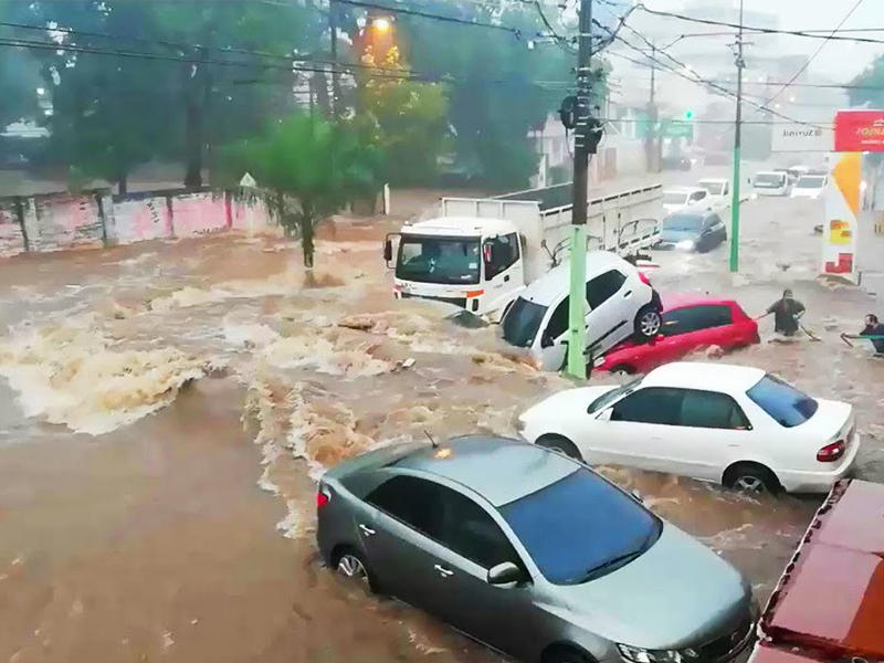 صورة للسيول الجارفة التي اجتاحت اخد مناطق إيران